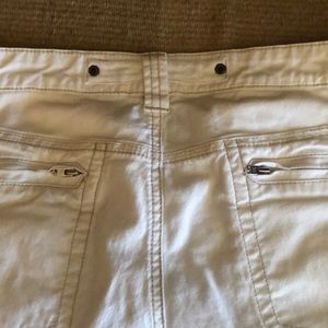 BCBG MAXAZRIA Capris. EUC. SIZE 8